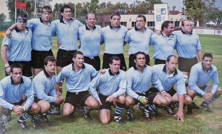 🏉🇺🇾 A 26 años de la Batalla de Casablanca 🇲🇦
Fue victoria de Marruecos 21-18. Sin embargo, la ida en Montevideo había sido victoria uruguaya 18-3. Por diferencia de puntos, Uruguay clasificaba por primera vez a un Mundial (Gales 1999), y debutaría con victoria ante España 27-15.