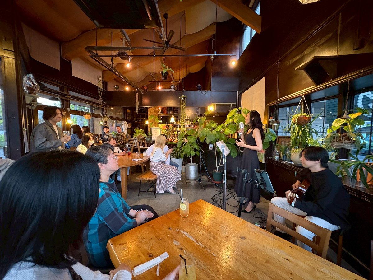 ご報告遅れましたが‼︎4.27の acoustic LIVEは、いつになくアットホームで心地の良い空間でした✨まとめ役になってくれた横山ナオﾁｬﾝに心から感謝🙏
新しい出会い、いつもの顔ぶれ、美味しいカレー🍛素敵な夜をありがとう！