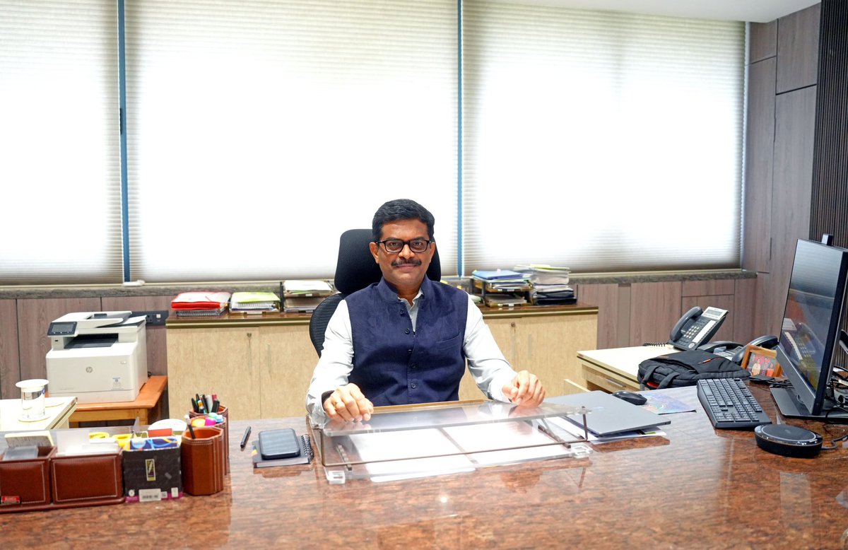 official_dda's tweet photo. Shri N Saravana Kumar, Senior IAS officer of Bihar cadre takes charge as the new Vice Chairman.With 25 years of experience across sectors like IT, Law &amp; Justice, Education, &amp; Rural Development, his leadership will further strengthen DDA’s commitment to planned urban growth. (1/2) https://t.co/ucgf81YV5y