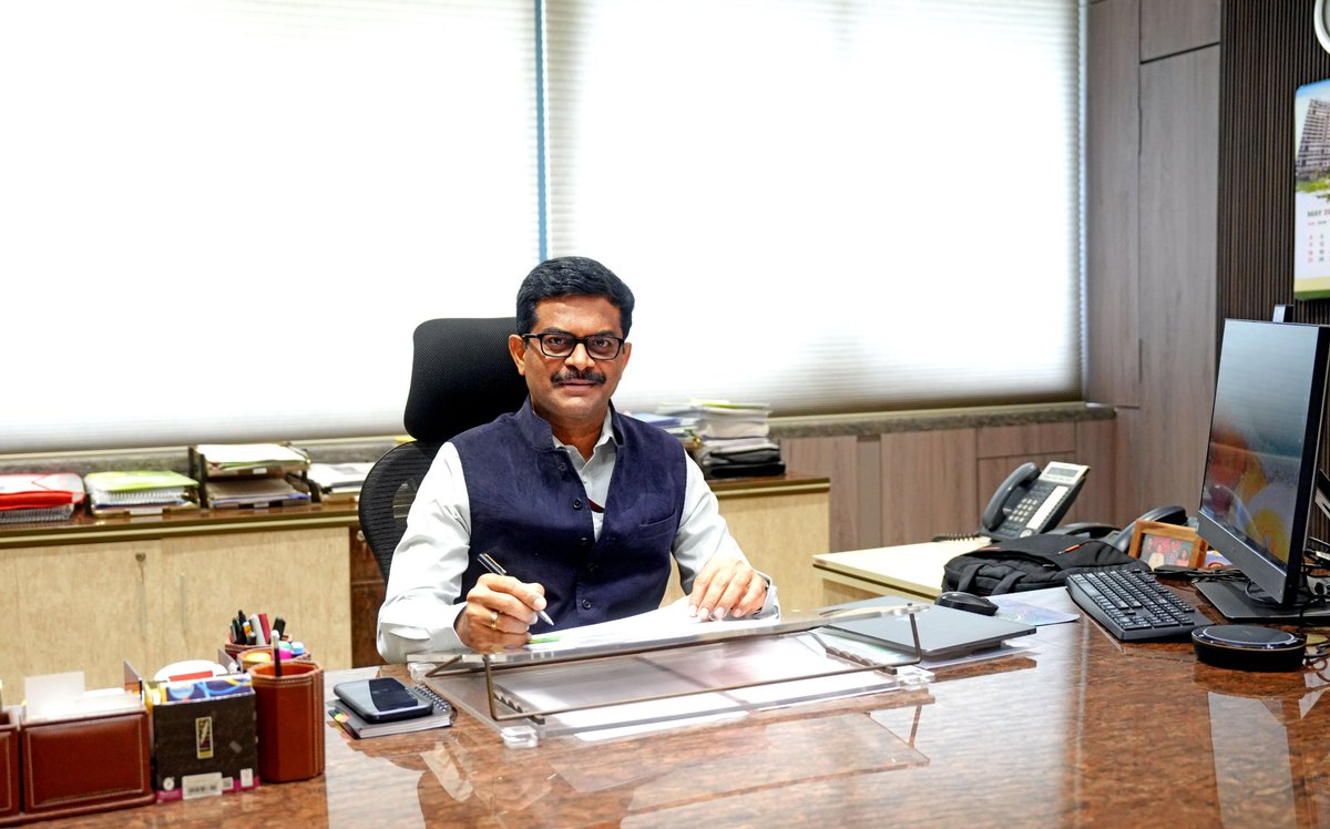 official_dda's tweet photo. Shri @saravanakr_n has also served as DM for nearly 10 years in Bihar, including Patna.
Awarded by the state government for disaster management and appreciated 4 times by the Election Commission, DDA looks forward to his able guidance and administrative acumen. (2/2) https://t.co/Ub8uq6Krfx