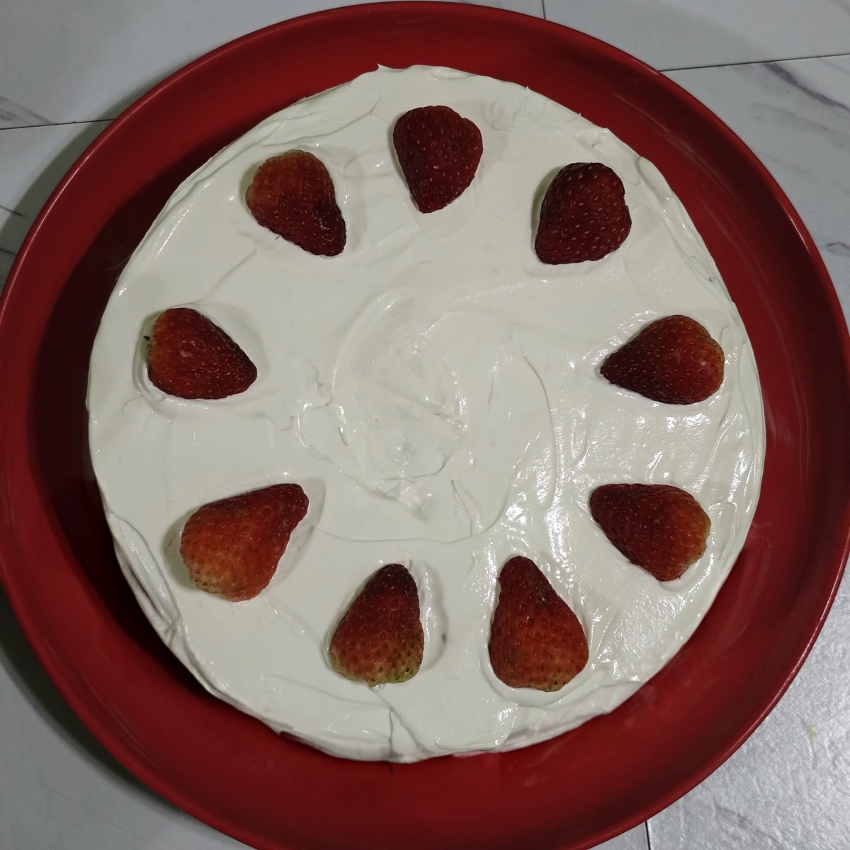 RalphJLN's tweet photo. first try ko gumawa ng cake 😆 Strawberry cream cakeee https://t.co/fK2N5qupE5
