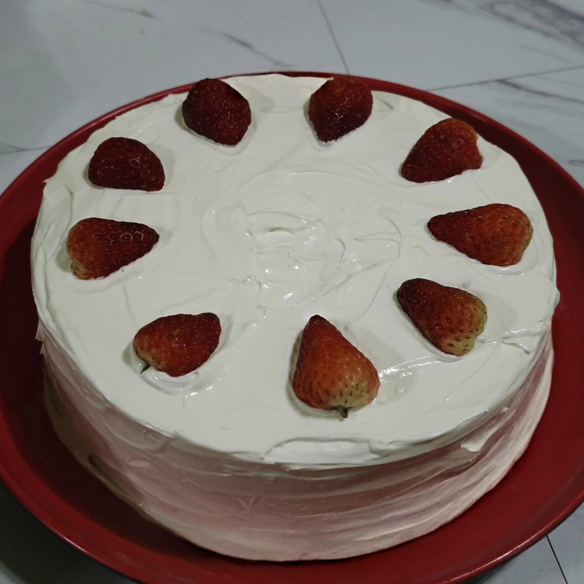 RalphJLN's tweet photo. first try ko gumawa ng cake 😆 Strawberry cream cakeee https://t.co/fK2N5qupE5