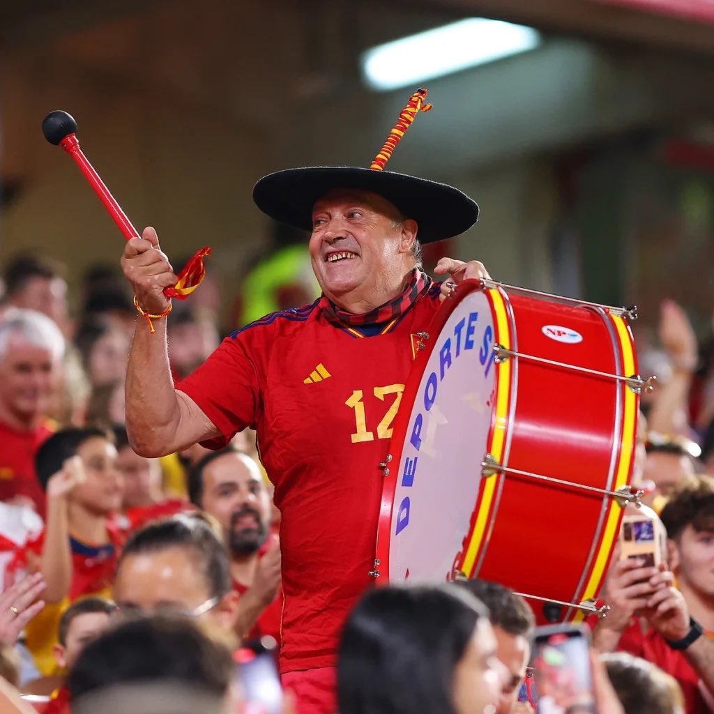 🖤 El UCAM Murcia CF lamenta el fallecimiento de ‘Manolo el del Bombo’ y le envía mucho ánimo a familiares y amigos.

Descanse en paz.