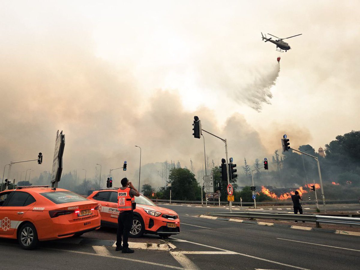 JackVardan's tweet photo. Israel continues to battle raging wildfires. Several towns have been evacuated.

However, main roads which were closed into the city have now been reopened to traffic. https://t.co/spPpQiFMuP