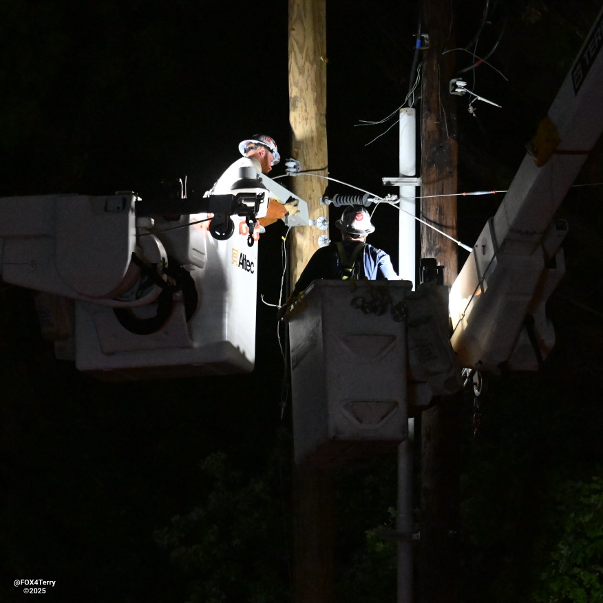 Crews working through the night to restore power in #Euless. Heavy storms Wednesday caused damage to the power lines. Latest on repair efforts <a href="/GoodDayFox4/">Good Day</a> <a href="/FOX4/">FOX 4 NEWS</a>