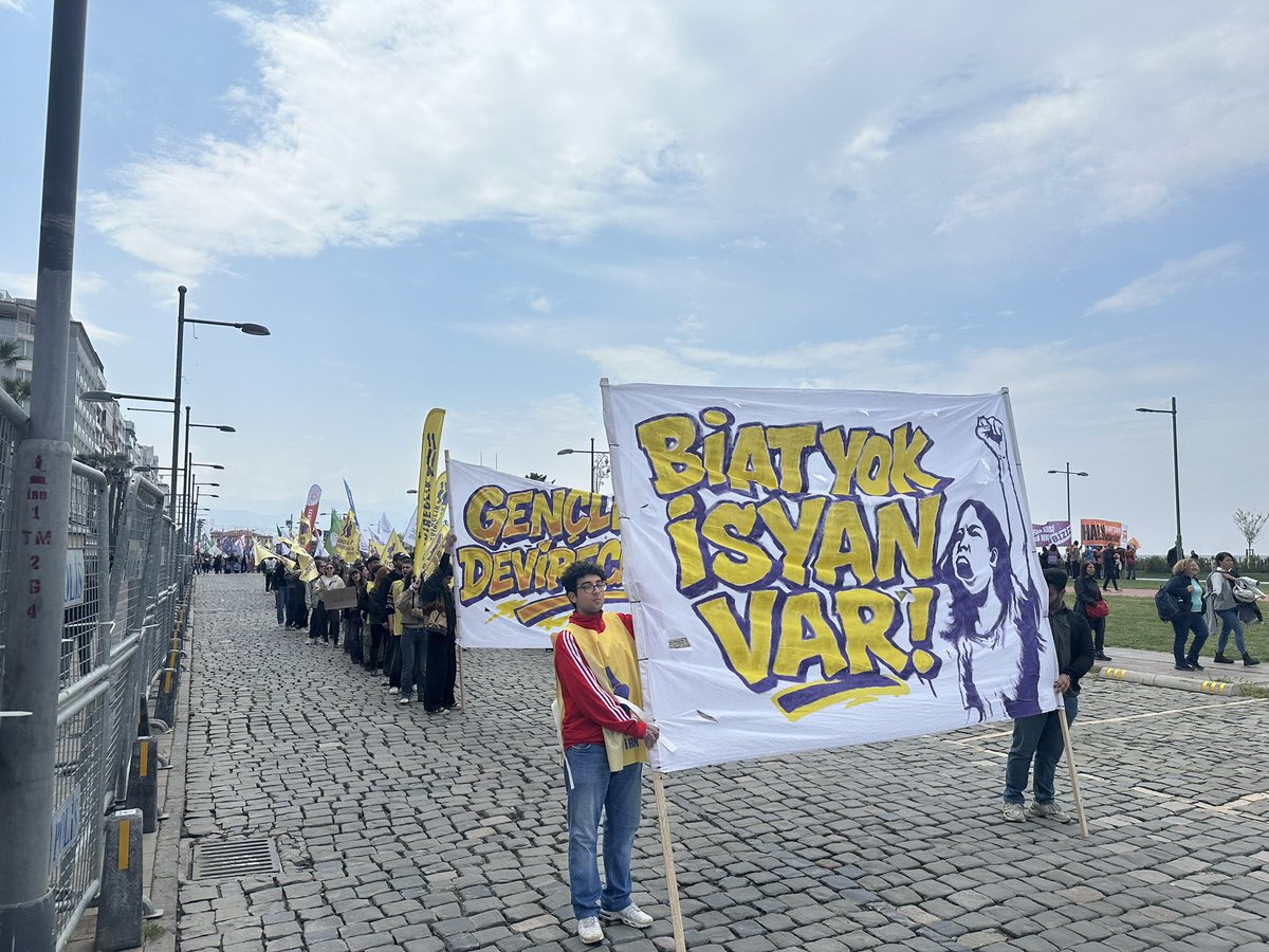 Çok güzel pankartlar var.

Biat yok isyan var!