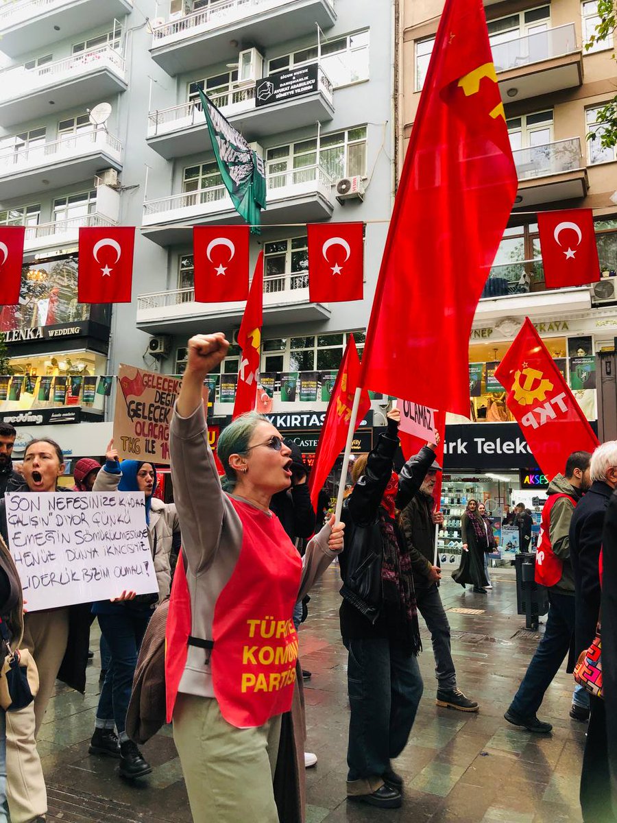 KocaeliTkp's tweet photo. Bu ülke karanlığa boyun eğmez.

🔴Patrona zorbaya diz çökmeyenler 1 Mayıs’ta Kocaeli'de yan yana geliyor!
#1Mayıs #TKP https://t.co/MHsxMokG74