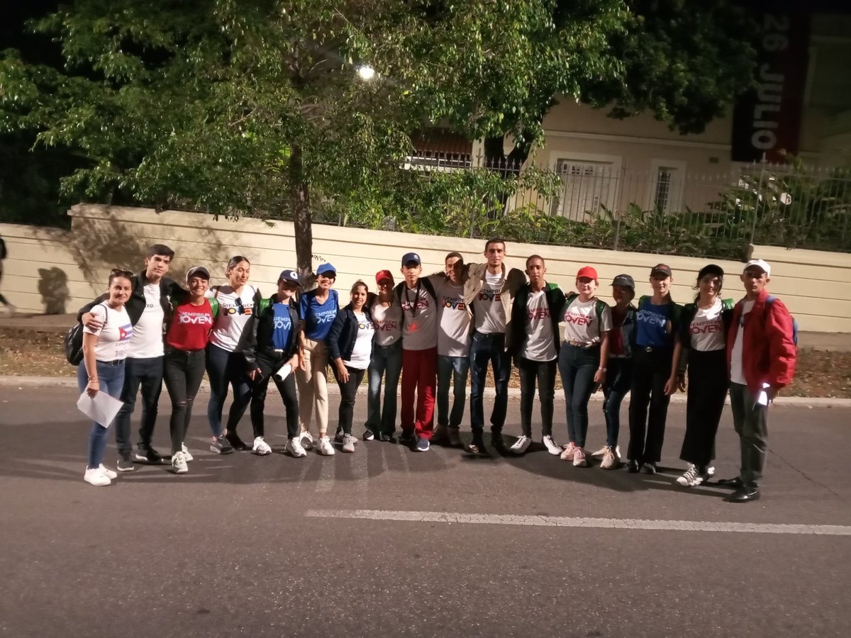 ✊| Lista la <a href="/FEEM_Cuba/">FEEM de Cuba ✌️🇨🇺</a> 🇨🇺 para el desfile del #1eroMayo. 

La fiesta 🎉 de los trabajadores  se celebra por todo lo alto. Con la convicción de que por #Cuba juntos creamos.
#UnaFEEMQueAmaYFunda.