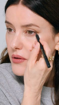JuneObial's tweet image. This Eye Lift Trick Changes Everything ✨ #makeup #ytshorts #lisaeldridge ift.tt/GcEhuqZ