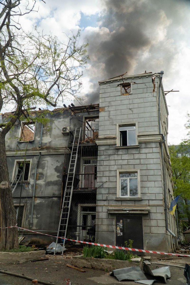 В цьому будинку в Одесі загинуло та згоріло подружжя похилого віку та їхній пес. Сусіди кажуть що не чули криків, можливо є надія що люди померли уві сні. 
На тлі звірячих за жорстокістю вбивств, на болотах продовжують вперто розповідати що в Одесі живуть рускіє люді.