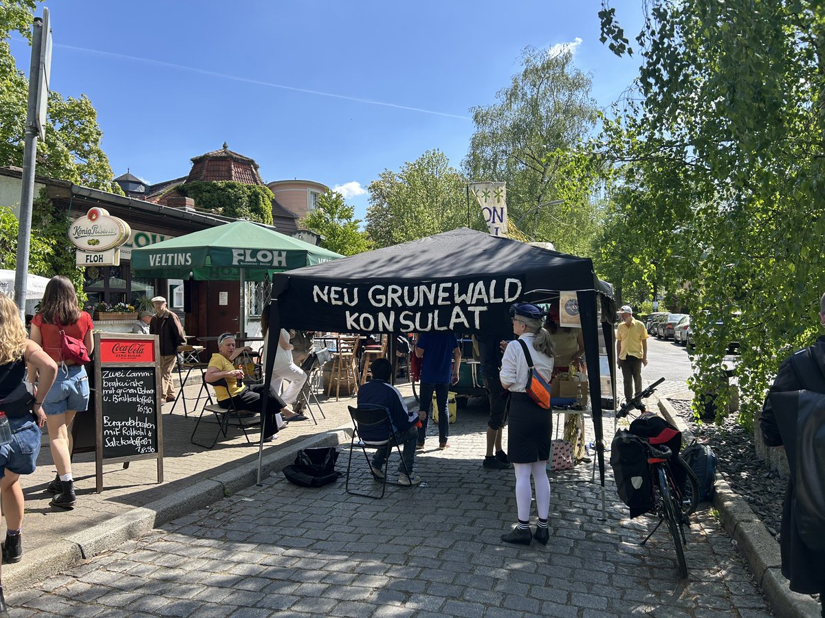 Am Bahnhof Grunewald sammelt sich die „satirische „ Demonstration“ gegen „Superreiche. Per Lautsprecher bitten die Veranstalter, sich nicht auf die Rampe des Mahnmals „ Gleis 17“ zu setzen, das an 50.000 Juden erinnert, die von hier deportiert wurden. Klappt leider nicht. #b0105