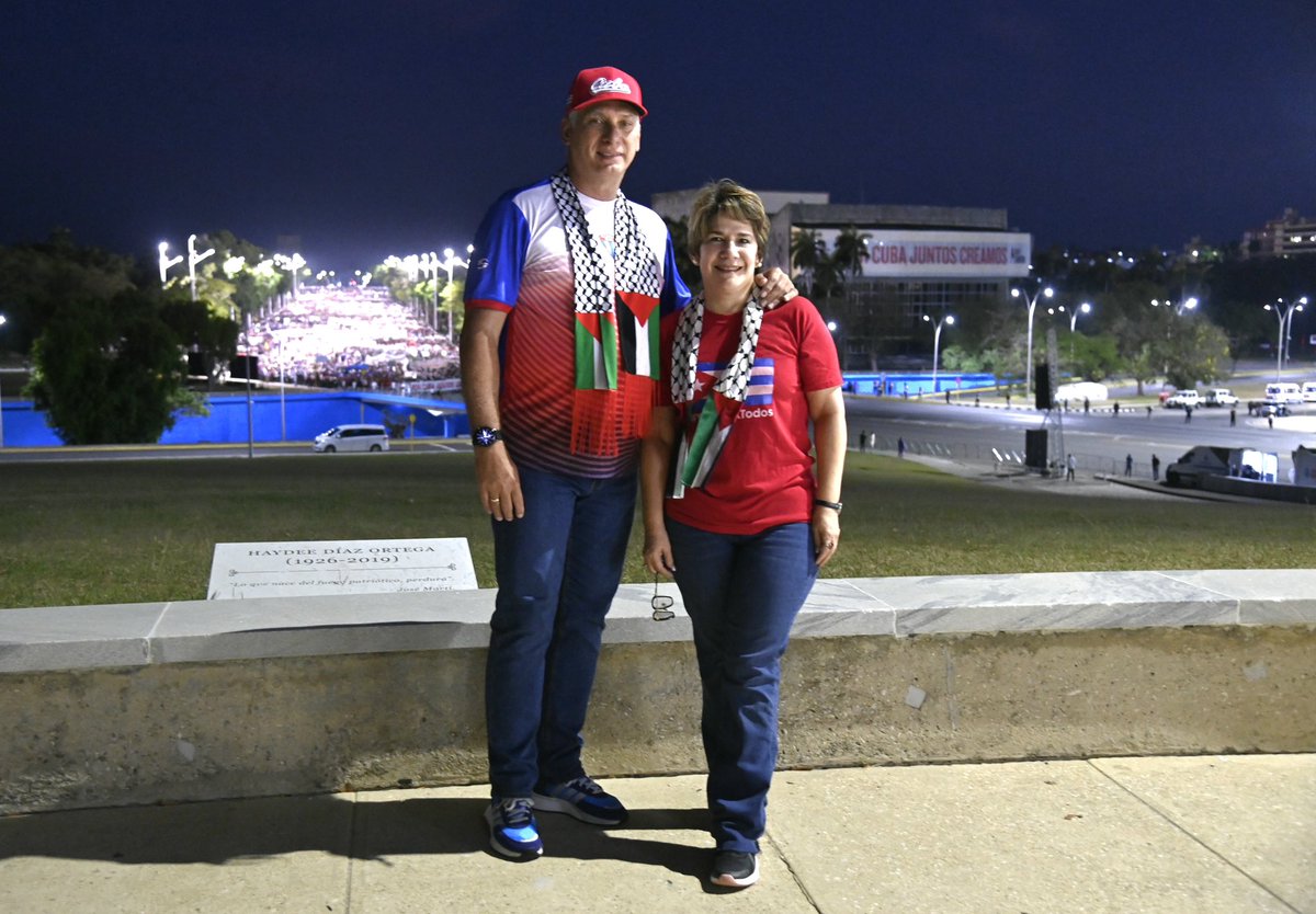 DiazCanelB's tweet image. Ya estamos en la Plaza. Amanece y se confirman las expectativas: #Cuba siempre puede superarse a sí misma. 

Como dice el General de Ejército: &quot;Qué clase de pueblo tenemos&quot;.

#PorCubaJuntosCreamos 🇨🇺