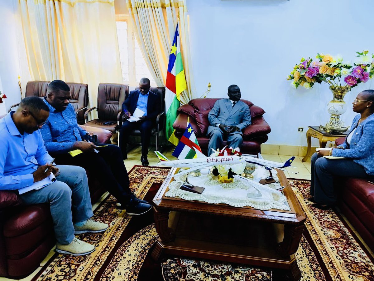 OMSCentrafrique's tweet photo. Renforcer la sécurité routière 🚦 pour sauver des vies : une priorité des 10 domaines d’impulsions Présidentielles pour la CSU en #RCA 🇨🇫.

La Rep. de @WHO, Dr @MR_Belizaire et le Ministre des Transports unissent leurs efforts contre les AVP, 2e cause de mortalité ⚠️. https://t.co/9gzdne3Cn6