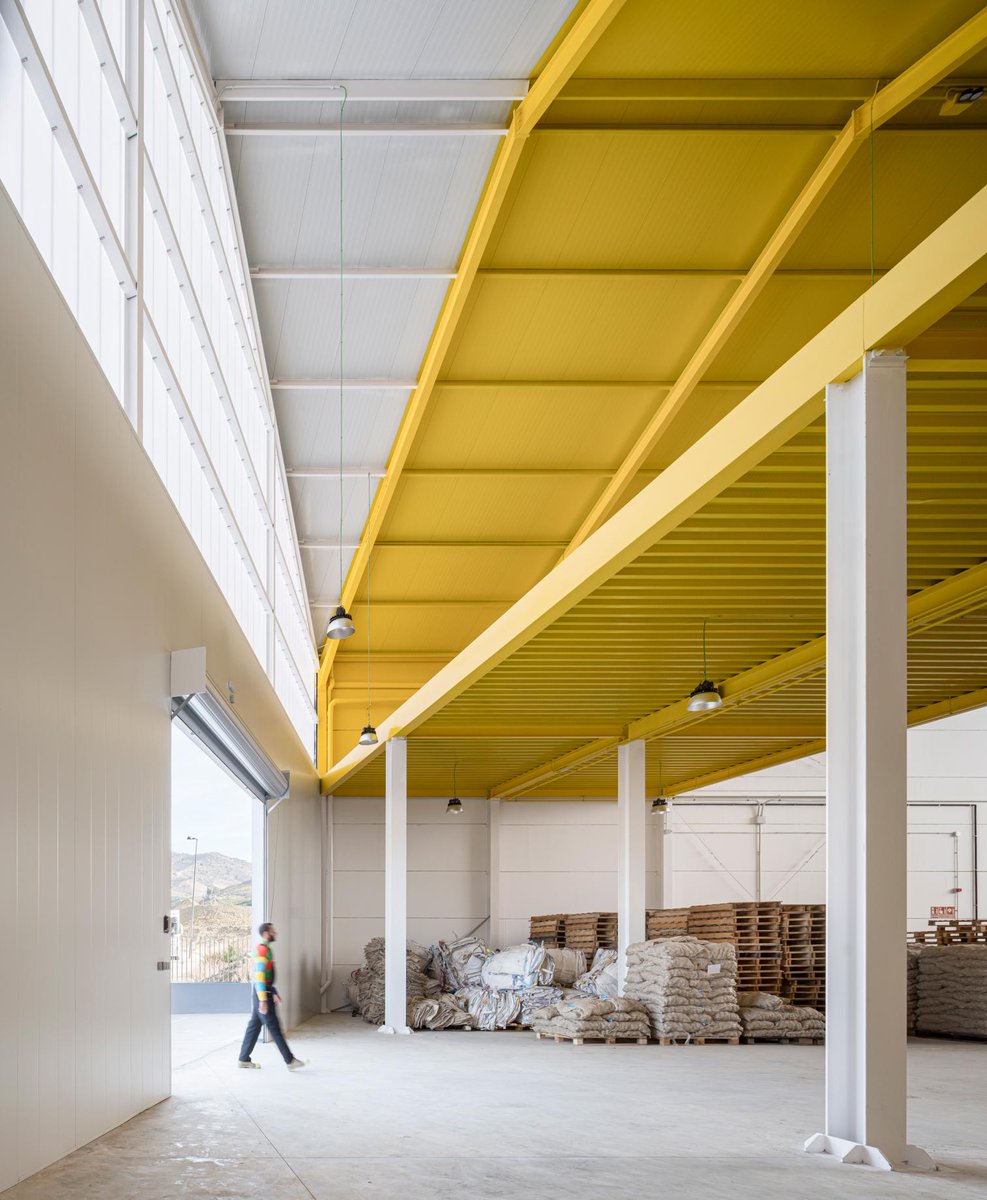 gomezdetejada's tweet photo. ¿Se puede hacer buena arquitectura en una nave industrial...? Sí, se puede. 

Centro hortofrutícola en Vélez-Málaga, FORarquitectura, 2022.  https://t.co/lTINb6KkbX

Vía @arquitect_viva
Fotografías: Juanca Lagares https://t.co/zWeXrXxqke