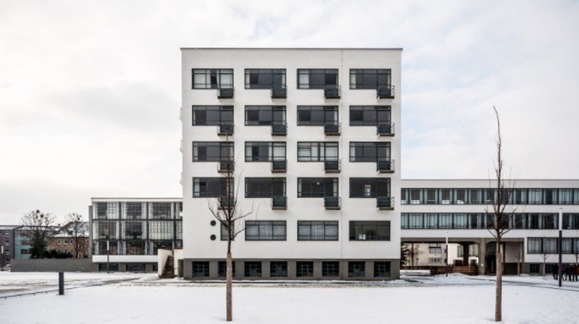 gomezdetejada's tweet photo. Edificio de la Bauhaus nevado, Dessau (Alemania). Walter Gropius 1925-26. https://t.co/K6X6ofkvRS