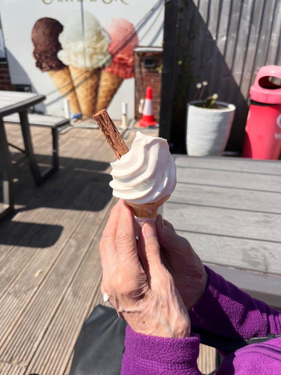 RaH_chi_bog's tweet photo. We hope everyone is enjoying this beautiful weather as much as our client and caregiver are enjoying it at the beach getting their much-needed Vitamin D. 🍦 🏖️ ☀️ 

Remember to drink plenty of water and apply sun cream. 💧 https://t.co/oolykU6xga