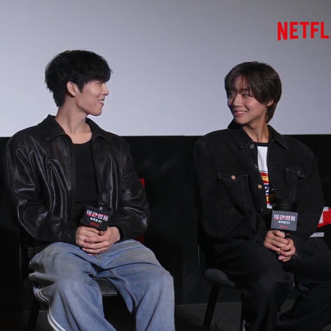 •kdm• disetir sama netflix woy 😂

sieun disuruh jelasin apa artinya temen-temen dia itu, terus sieun jawab "mereka semua sangat spesial, aku pikir mereka seperti cinta pertama bagi sieun"

mc: "cinta pertamamu sedang tertawa di sampingmu" merujuk ke suho 🤣