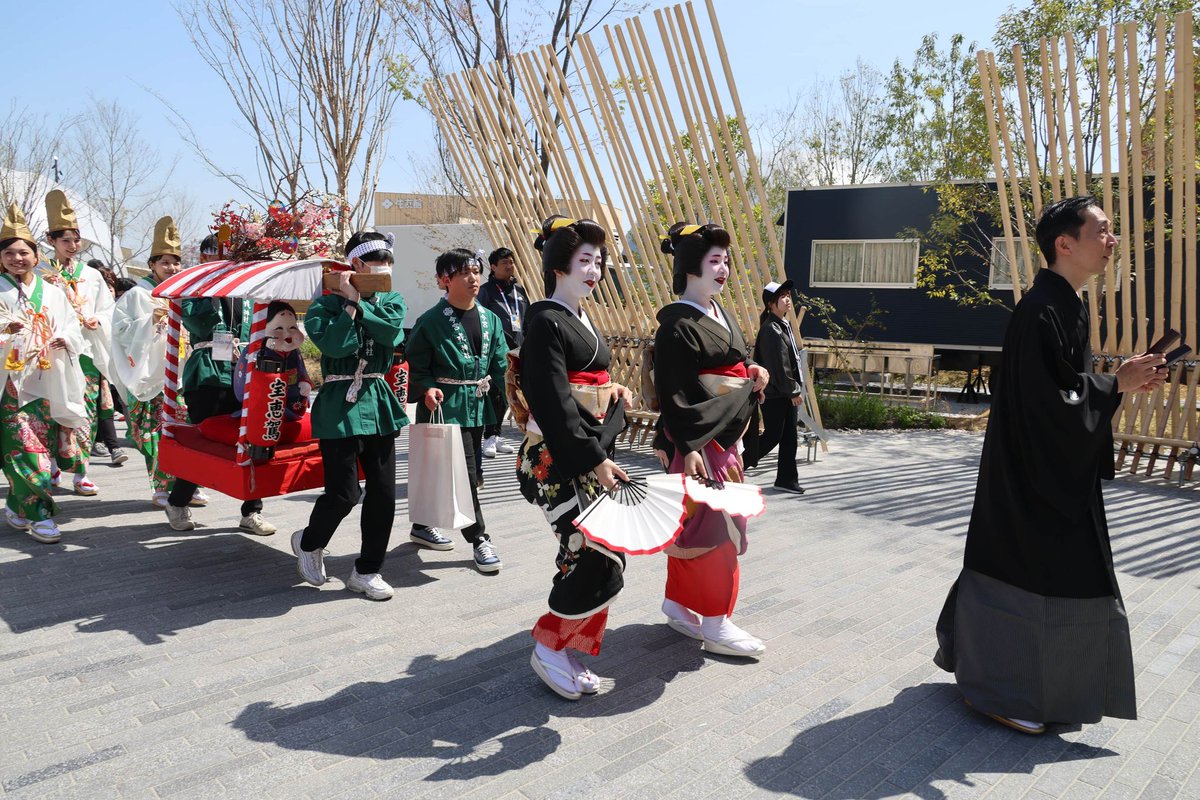 instyleasia's tweet photo. Osaka-born Kabuki actor Kataoka Ainosuke VI attends the "Hoekago" Parade in @expo2025_japan Osaka on 9th April 2025.
Expo 2025 will be held for 6 months during 13 April - 13 October 2025 at Yumeshima Island in Osaka Bay.
#KabukiActor #expo2025 #Osaka #片岡愛之助 #inStyleAsia https://t.co/Z6XS8vVCBp