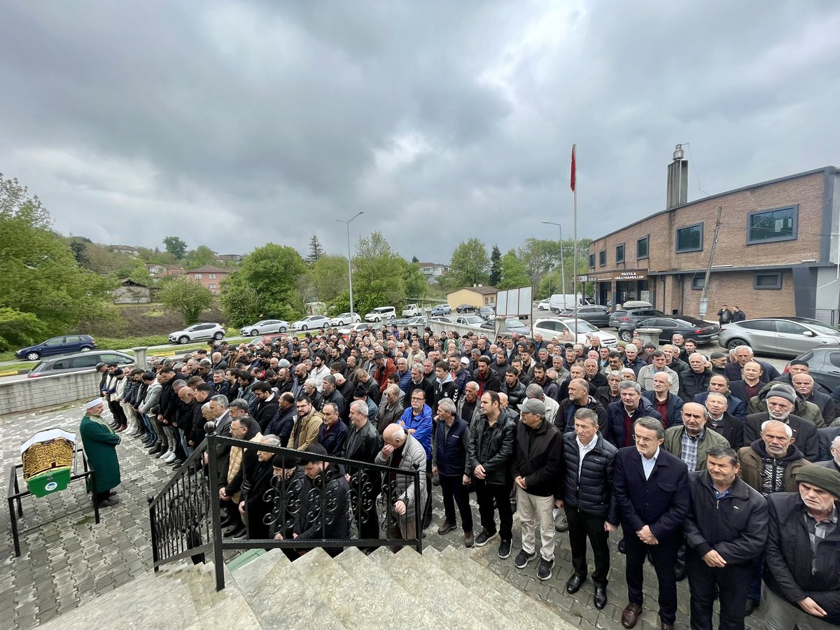 Rahmet-i Rahmana kavuşan şehrimizde uzun yıllar esnaflık yapmış Azmi Arslan Abimizi Karaman Yahya Emine Erdem Camii’nde düzenlenen cenaze namazının ardından dualarla ebediyete uğurladık.

Merhuma Allah’tan rahmet, ailesine ve yakınlarına sabırlar diliyorum. Mekânı cennet olsun