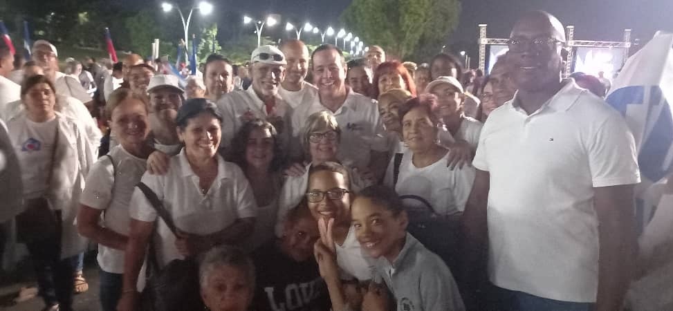 🇨🇺 Los trabajadores del sector de la #Salud abrimos el desfile este #PrimeroDeMayo en la Plaza de la Revolución. No dejaremos de seguir construyendo caminos de vida y esperanza para #Cuba.