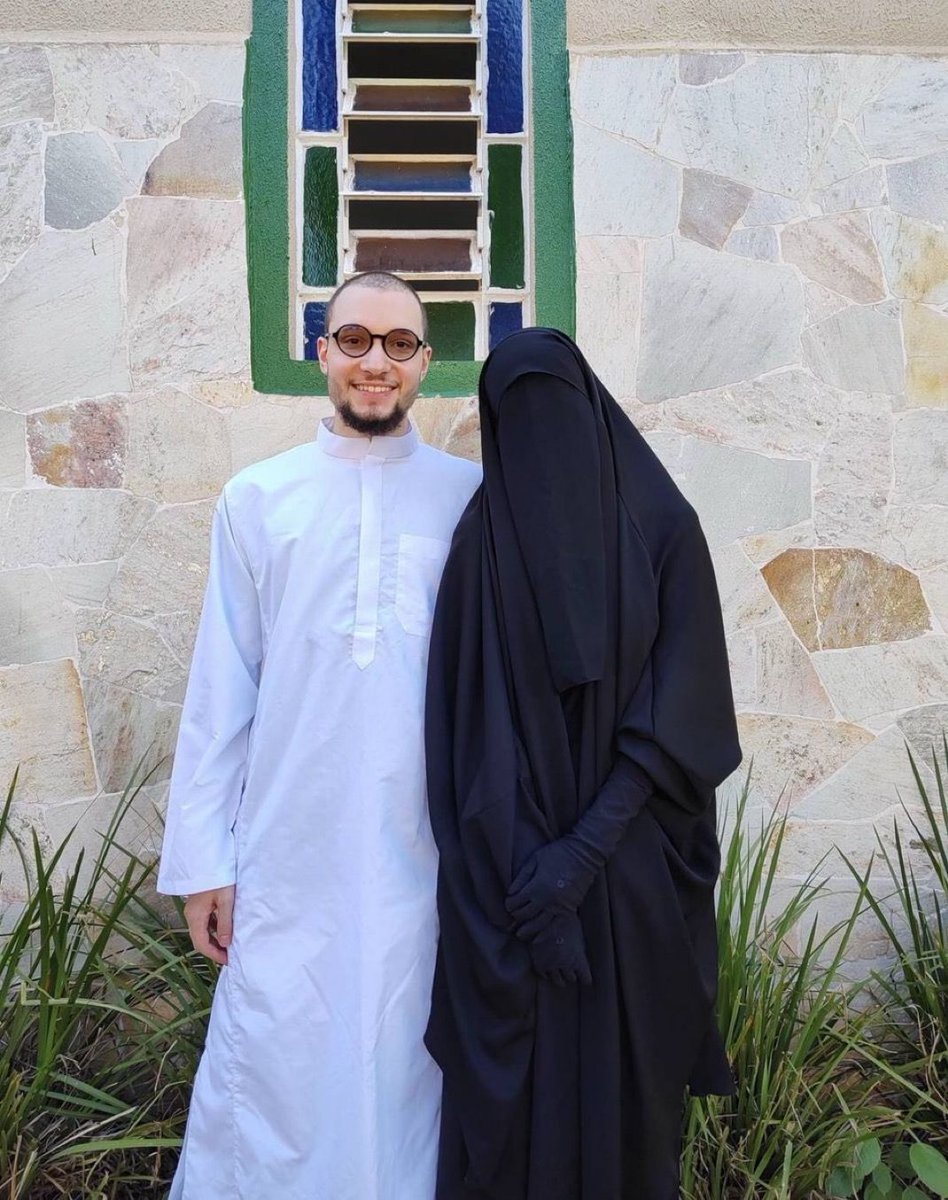 L'islam va en contra dels drets humans, de les dones i dels valors occidentals de les persona i la seva llibertat. Nosaltres, occident, només tenim un únic enemic. Són ells o nosaltres. Per cert, aquest paio de la foto es diu Marc Tarrés, de la CUP. Ella és ara la seva esclava.