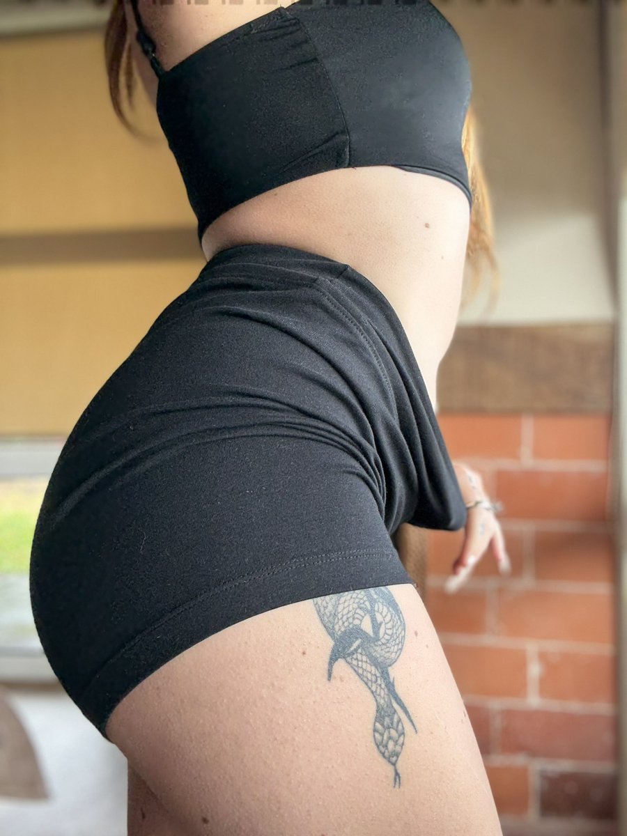 TheGoddessRoxyx's tweet photo. Your favourite bratty goddess is LIVE 🌀❤️💦 https://t.co/tQ4azdN1gY