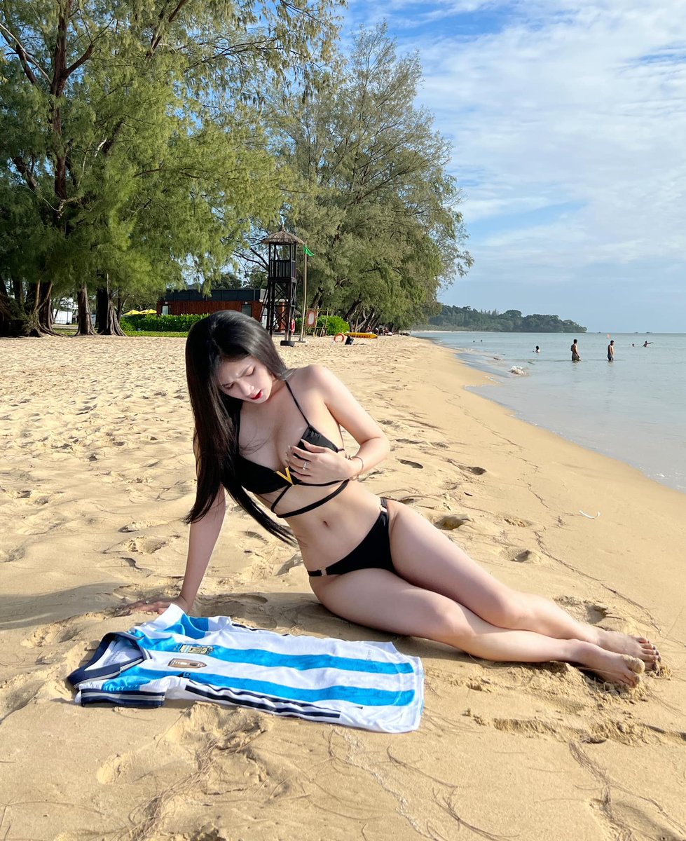 Quynhalee001's tweet photo. Muốn địt em trên bãi biển không anh https://t.co/hTStzcOOhV