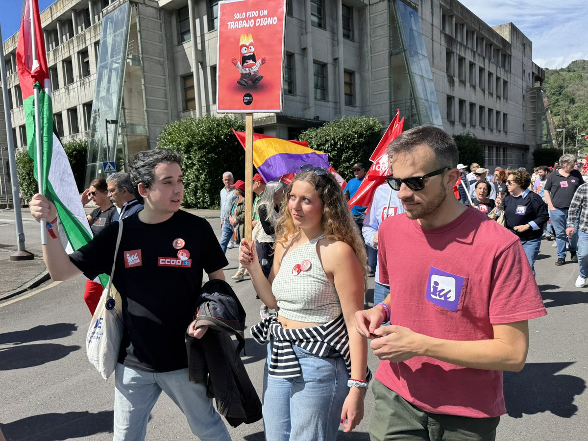 iuasturias's tweet image. Miles de personas salen a la calle en #Mieres. PRIMERU
LA PAZ
soberania, democracia y vida digna. En la calle y en las instituciones: nos jugamos los derechos conquistados, nos jugamos el futuro