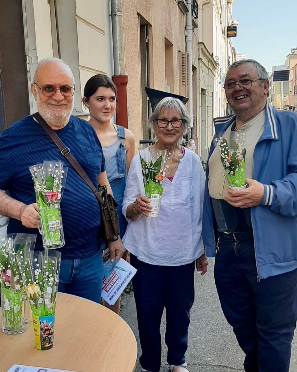 ✊🌿 Les communistes du KB à l’œuvre ce matin avant la manif ! La vente du muguet du 1er mai, symbole de luttes et d’espoir, servira à faire vivre nos actions de solidarité tout au long de l’année.

📍 On se donne rendez-vous à 14h à Place d’Italie pour la manif 🚩
