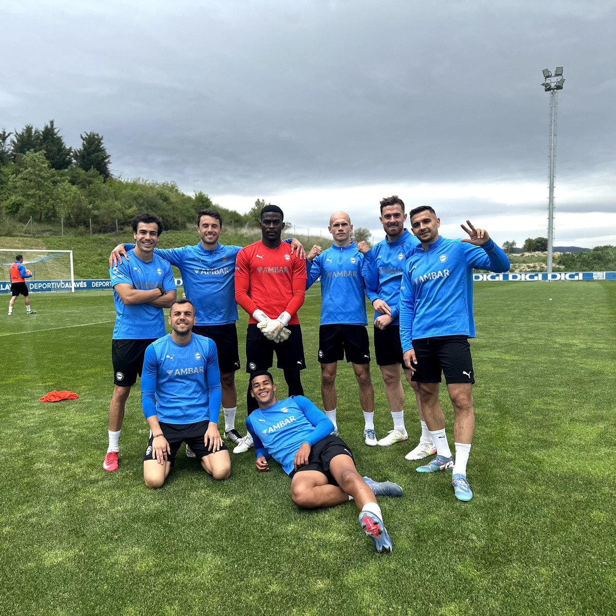 La foto ha estado disputada... 🏆

¡Entreno 🔝 equipo!

#AlavésAtleti | #GoazenGlorioso ⚪️🔵
