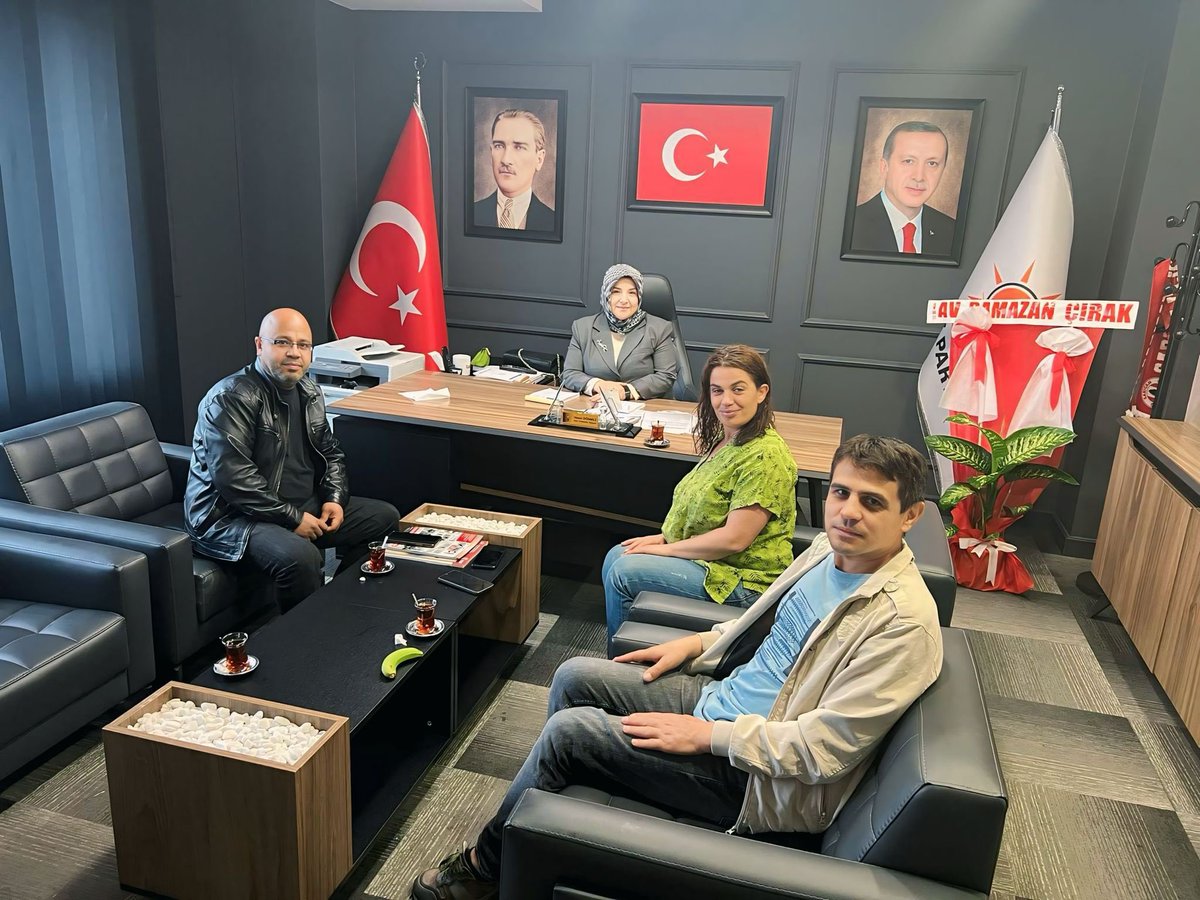 Ak parti il binamızda Staj ve çıraklık mağdurları derneğinden arkadaşlarımız 1 Mayıs hasebiyle il binamıza ziyarete geldiler  meslek liselerindeki stajyer öğrencilerin topluma fayda sağlamak adına taleplerini dilek ve temennilerini dinledik <a href="/RTErdogan/">Recep Tayyip Erdoğan</a> <a href="/Tamer_Dagli/">Tamer Dağlı 🇹🇷</a>