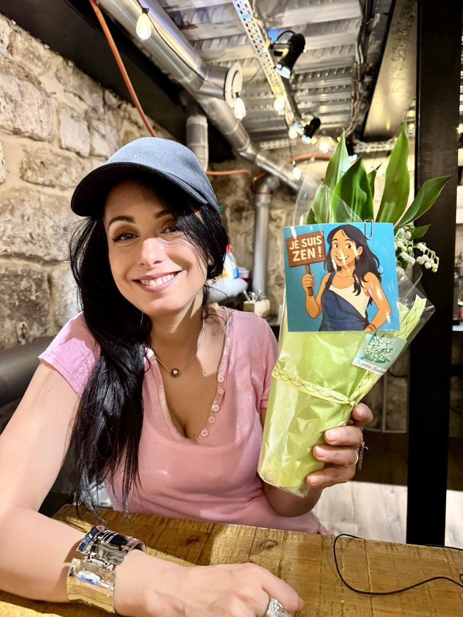 Joyeux 1er Mai à tous! 
Être chômeur le jour de la fête du travail, c’est comme être célibataire pour la Saint Valentin :
Tu regardes les autres célébrer leur torture quotidienne.