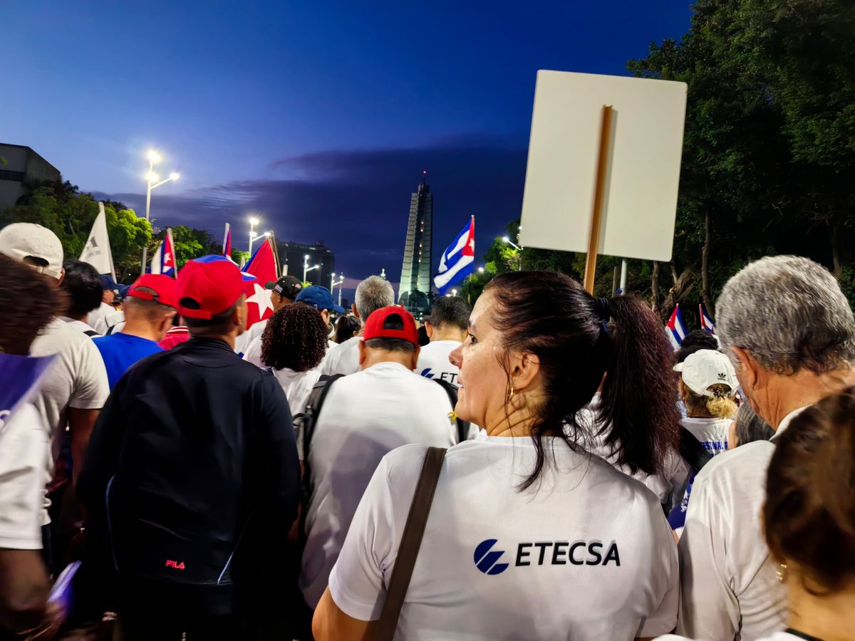 ⏰ Desde horas tempranas de la mañana, #EtecsaConCuba 🇨🇺 presente en cada plaza del país, celebrando el día del proletariado 👏👏.
Feliz #1Mayo!
#PorCubaJuntosCreamos
