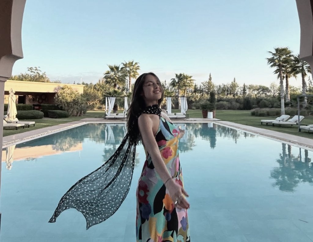 Cerulean  skies  brush  my  face  with  light,
Soft whispers of day, everything feels right.