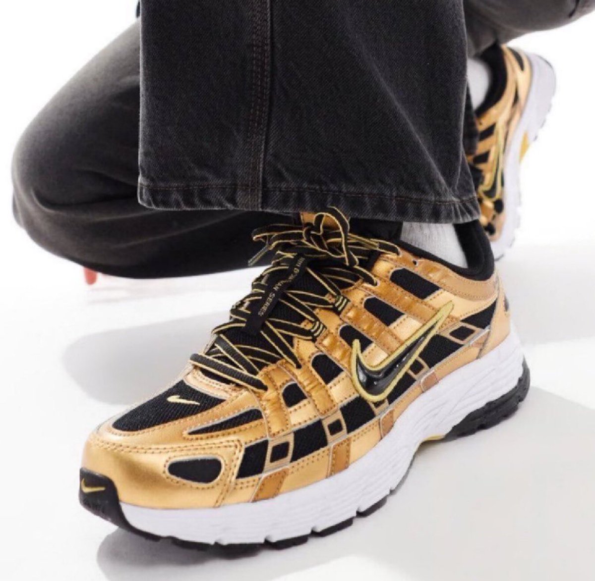 SNKR_TWITR tweet media