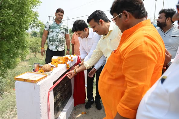 BJP4Abhijeet's tweet photo. बिठूर विधानसभा अंतर्गत ग्राम बनियापुरवा एवं लक्ष्मणपुरवा में विभिन्न विकास कार्यों के शिलान्यास कार्यक्रम में मुख्या रूप से सम्मिलित हुआ..
तदोपरांत स्वरूपनगर में #RedChief शोरूम के शुभारंभ पर सम्मिलित होकर हार्दिक बधाई एवं मंगलकामनाएं दी..
@BJP4India @narendramodi @AmitShah https://t.co/HwKe4Xfd44