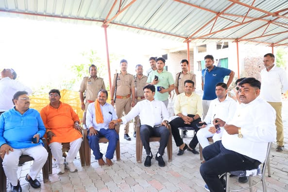 BJP4Abhijeet's tweet photo. बिठूर विधानसभा अंतर्गत ग्राम बनियापुरवा एवं लक्ष्मणपुरवा में विभिन्न विकास कार्यों के शिलान्यास कार्यक्रम में मुख्या रूप से सम्मिलित हुआ..
तदोपरांत स्वरूपनगर में #RedChief शोरूम के शुभारंभ पर सम्मिलित होकर हार्दिक बधाई एवं मंगलकामनाएं दी..
@BJP4India @narendramodi @AmitShah https://t.co/HwKe4Xfd44