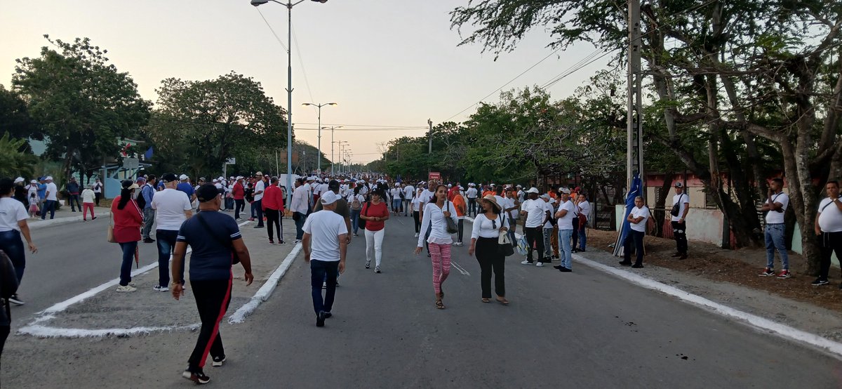 Ya estamos en  la plaza de la Revolución en #LasTunas #Cuba en espera del comienzo del desfile por el día internacional de los trabajadores #1Mayo #PorLasTunasLaVictoria convencido de que #PorCubaJuntosCreamos