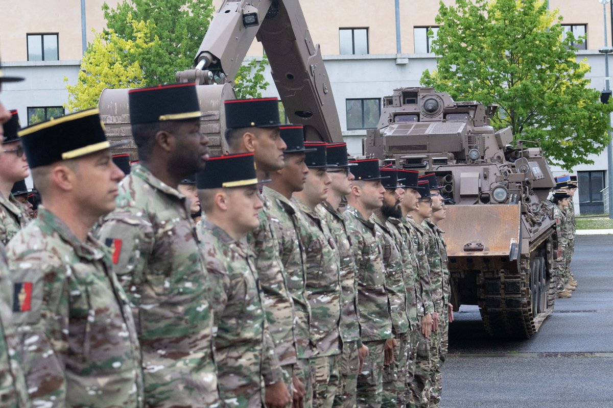 19e Régiment du Génie (@rg_19e) on Twitter photo Évolution des matériels chez les sapeurs d’Afrique !
L’EBG quitte le régiment pour faire place au VBRM GRIFFON et au SDZ (système de déminage de zone) pour ainsi offrir de nouvelles capacités à nos sapeurs 🫡
#MatosTerre
<a href="/armeedeterre/">Armée de Terre</a> <a href="/CommandementALT/">Commandement appui et logistique de théâtre</a> <a href="/BrigadeDuGenie/">Brigade du génie</a> <a href="/armeeszne/">Armées Zone Nord-Est</a> Évolution des matériels chez les sapeurs d’Afrique !
L’EBG quitte le régiment pour faire place au VBRM GRIFFON et au SDZ (système de déminage de zone) pour ainsi offrir de nouvelles capacités à nos sapeurs 🫡
#MatosTerre
<a href="/armeedeterre/">Armée de Terre</a> <a href="/CommandementALT/">Commandement appui et logistique de théâtre</a> <a href="/BrigadeDuGenie/">Brigade du génie</a> <a href="/armeeszne/">Armées Zone Nord-Est</a>
