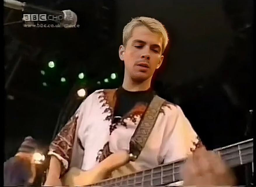 JamiroquaiDaily's tweet photo. More blond Stu, since it seems to be popular among the jamily 🔥
Glastonbury, 1995 #stuartzender #jamiroquai https://t.co/3t8UX74Lbu