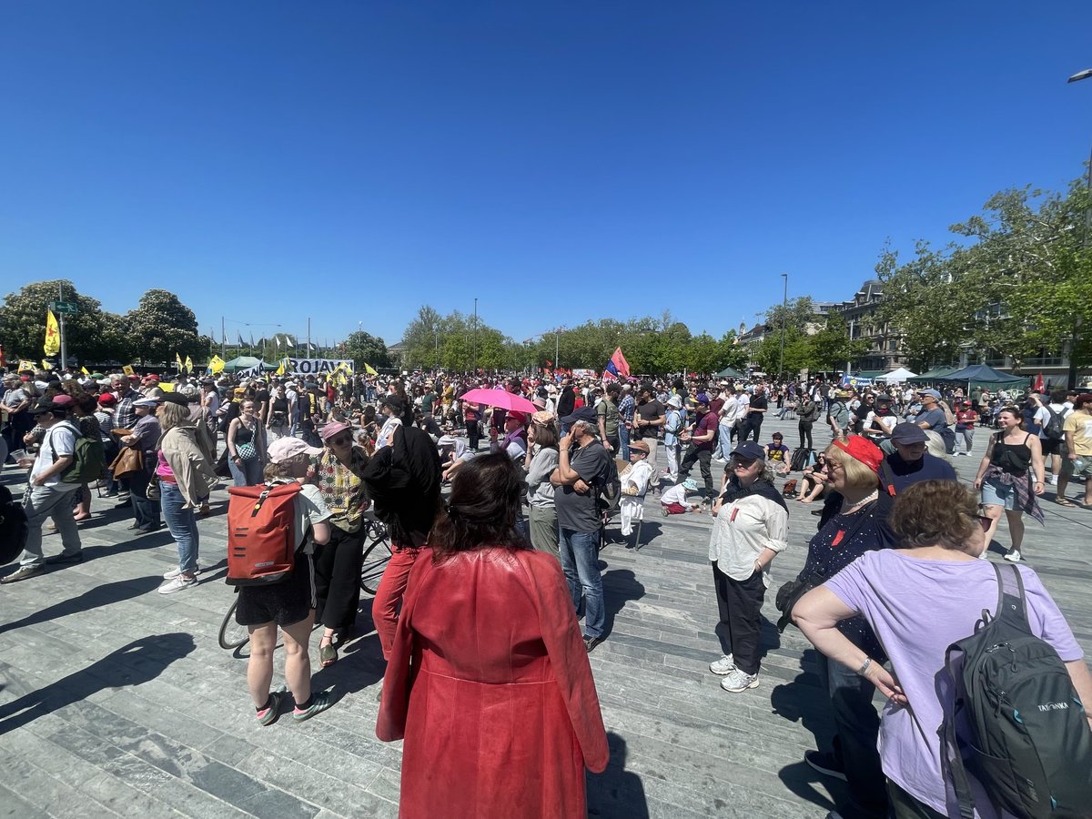 1. Mai in Zürich füllt den Sechseläuten-Platz. Friedliche Stimmung bei schönstem Wetter!