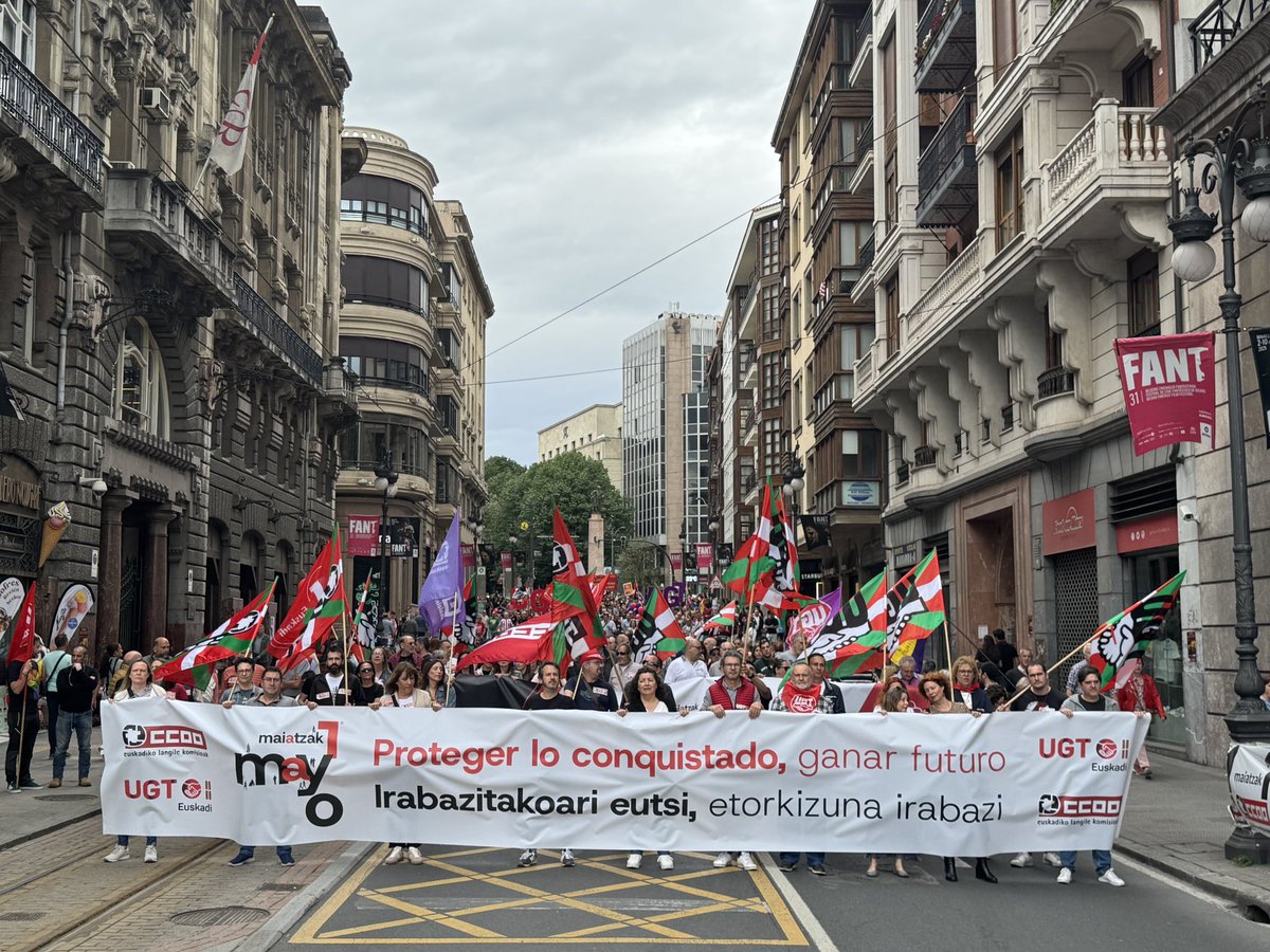 CCOOeuskadi's tweet image. Bilbao, Donostia y Vitoria-Gasteiz llenan las calles para decir bien alto que hay que proteger lo conquistado, ganar futuro! 
#ProtegerLoConquistadoGanarFuturo
#Maiatzak1