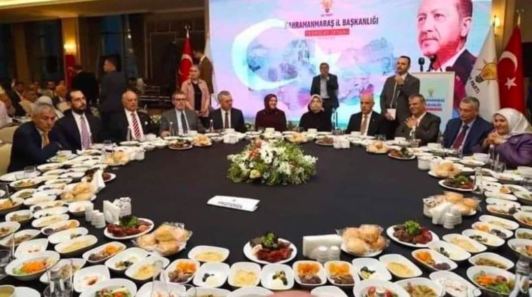 Bunların vatan millet mavraları,hep bu sofralar için.
Bu nasıl bir sofra be,ucundan vicdanı olan bu sofraya kaşık sallamaya utanır.

#Taksim Anne İtalya Tel Aviv Şişli Mahmut Tanal 
#SırrıSüreyyaÖnder 
Kamu Reis Âmin Kudüs
 #1MAYIS Zeynep