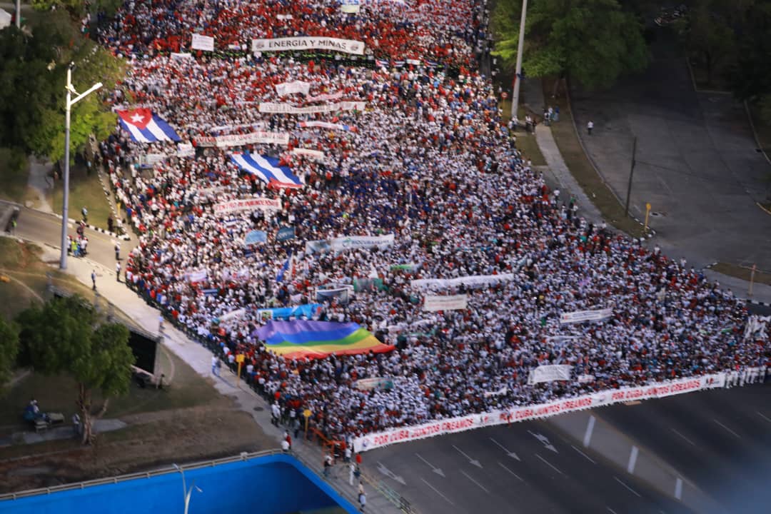 A solo minutos de iniciar el desfile por el #1Mayo en la Capital. 

#PorCubaJuntosCreamos