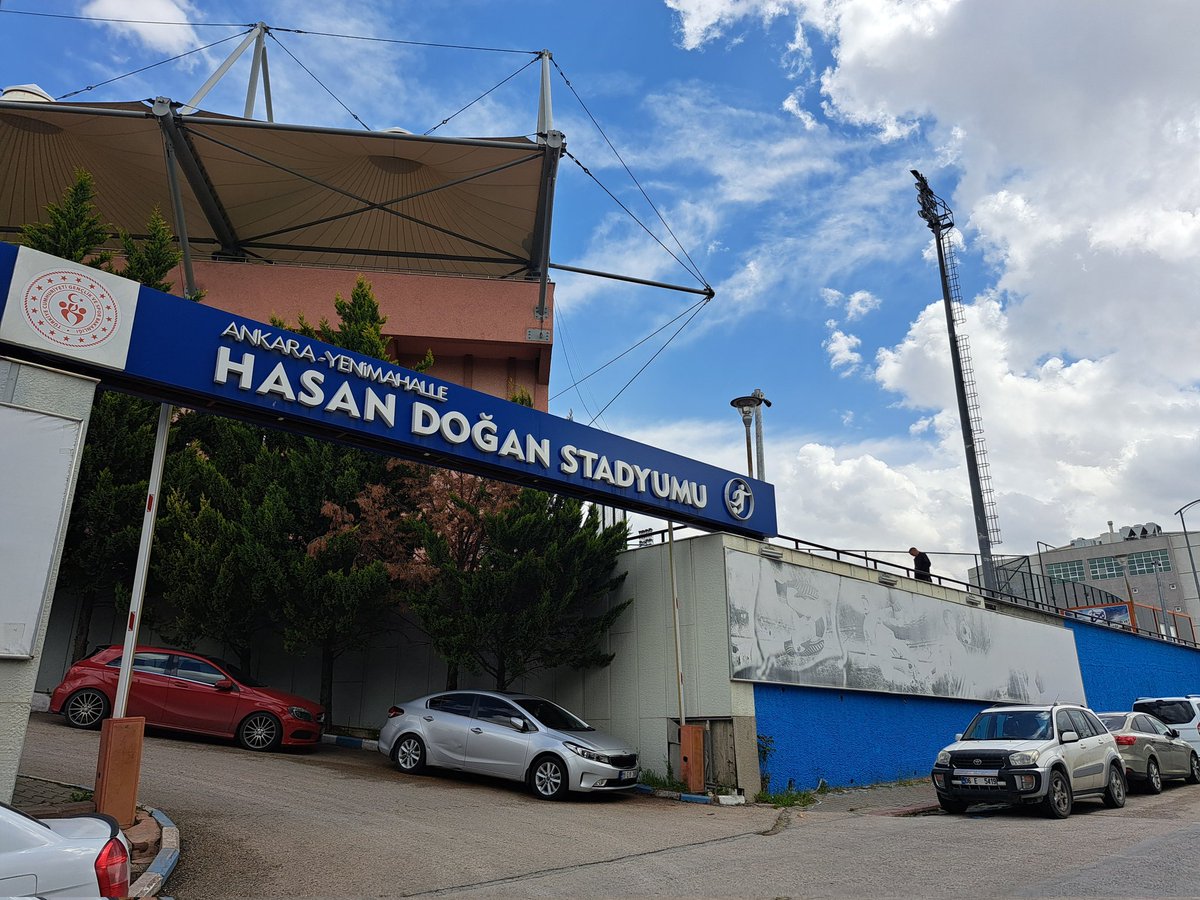 SjoerdVVV's tweet image. Ook op de Dag van de Arbeid wordt er gespeeld in de finalerondes van het lokale amateurvoetbal. 
Op neutraal terrein in Yenimahalle vochten Güdül en Pursaklar vandaag voor de koppositie. Beide werden gesteund door een luidruchtige fangroep maar Güdül delfde het onderspit.