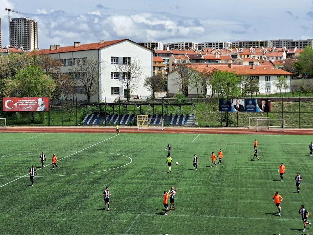 SjoerdVVV's tweet image. Ook op de Dag van de Arbeid wordt er gespeeld in de finalerondes van het lokale amateurvoetbal. 
Op neutraal terrein in Yenimahalle vochten Güdül en Pursaklar vandaag voor de koppositie. Beide werden gesteund door een luidruchtige fangroep maar Güdül delfde het onderspit.