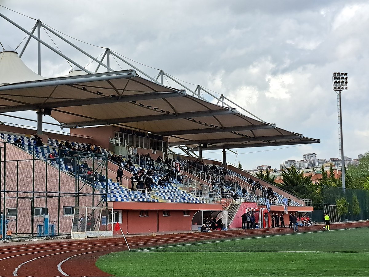 SjoerdVVV's tweet image. Ook op de Dag van de Arbeid wordt er gespeeld in de finalerondes van het lokale amateurvoetbal. 
Op neutraal terrein in Yenimahalle vochten Güdül en Pursaklar vandaag voor de koppositie. Beide werden gesteund door een luidruchtige fangroep maar Güdül delfde het onderspit.