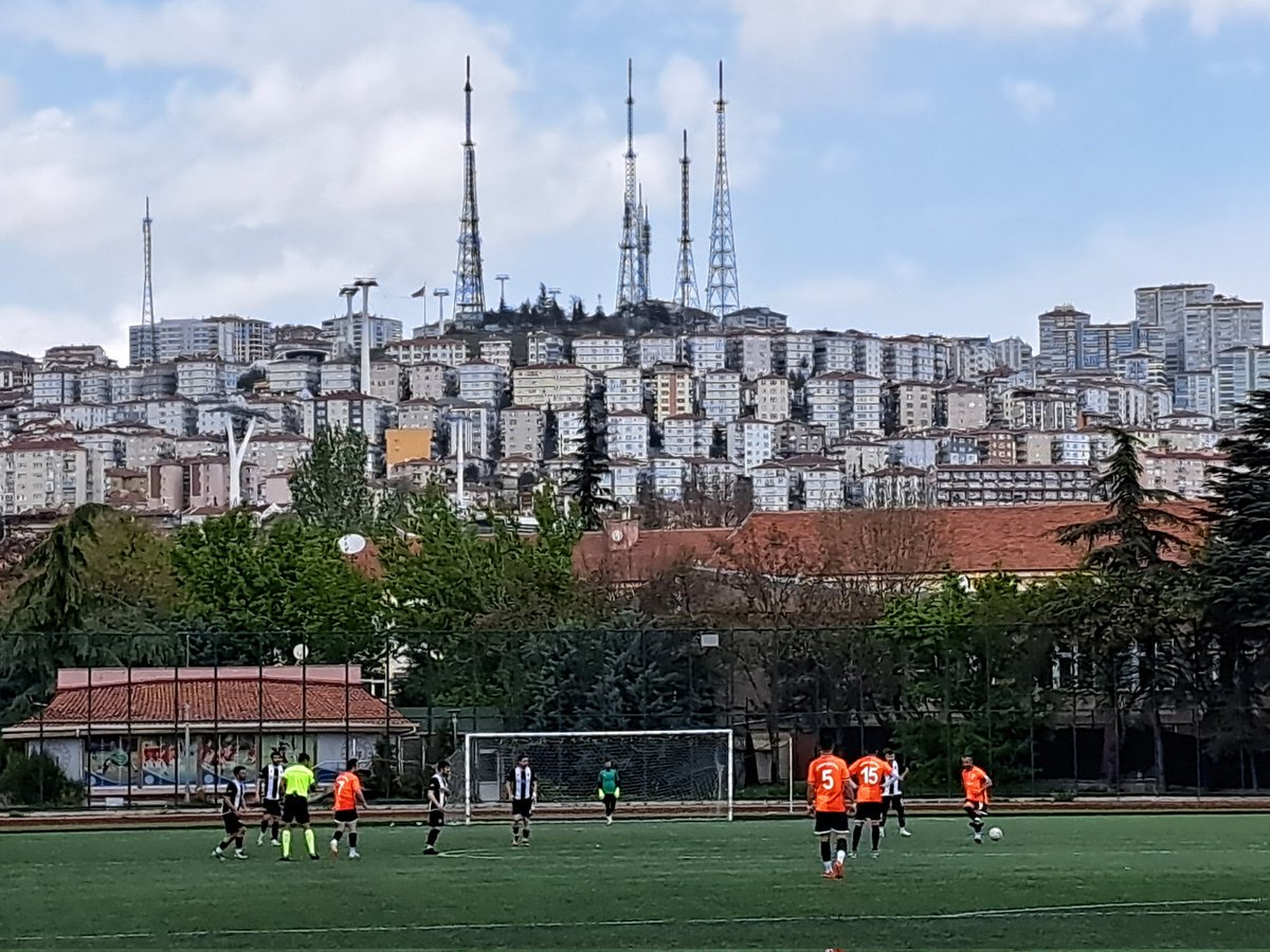 SjoerdVVV's tweet image. Ook op de Dag van de Arbeid wordt er gespeeld in de finalerondes van het lokale amateurvoetbal. 
Op neutraal terrein in Yenimahalle vochten Güdül en Pursaklar vandaag voor de koppositie. Beide werden gesteund door een luidruchtige fangroep maar Güdül delfde het onderspit.