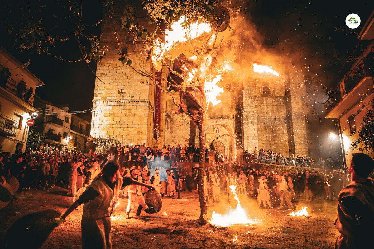 Así se vivió El Capazo 2025 en Torre de Don Miguel, Sierra de Gata.
Una de las fiestas más antiguas y singulares de Extremadura volvió a llenar de emoción, fuego y tradición las calles de Torre de Don Miguel.

#ElCapazo2025 #TorreDeDonMiguel #ParqueCulturalSierraDeGata
