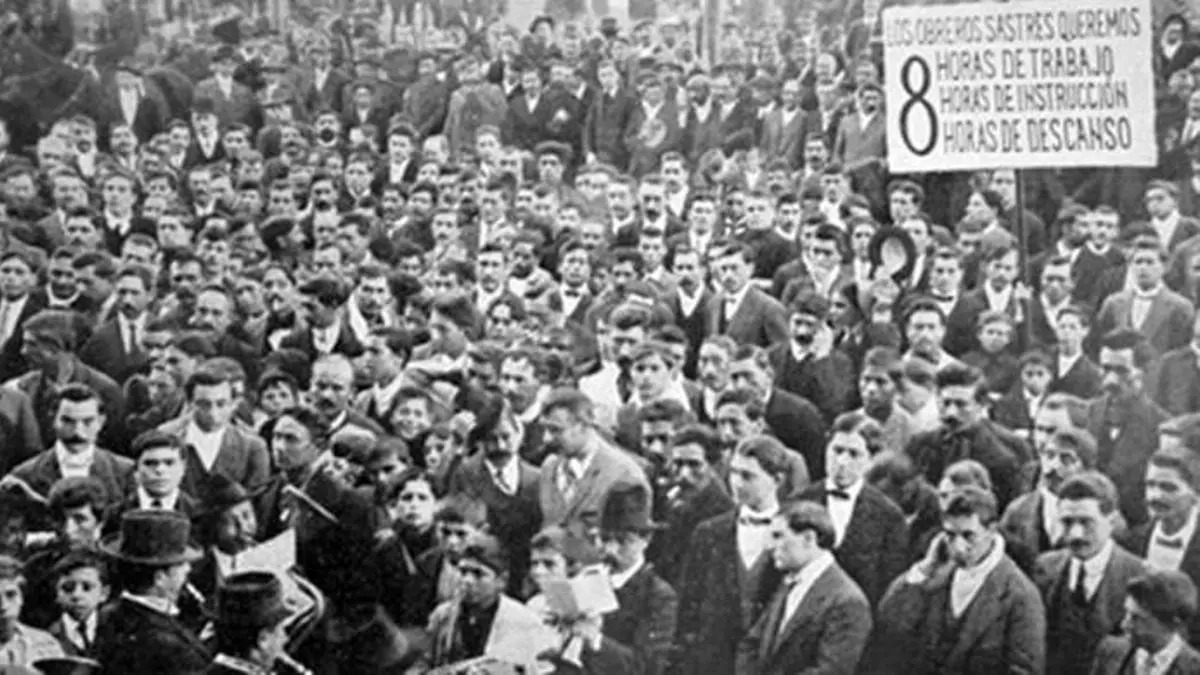El 1 de mayo de 1890, se celebró por primera vez en España el Día Internacional de los Trabajadores, en respuesta al llamado de la Segunda Internacional. En ciudades como Barcelona, los sindicatos convocaron huelgas y manifestaciones para exigir la jornada laboral de ocho horas.